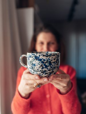 kubek nakrapiany blue